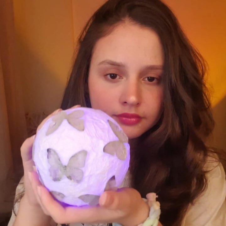 Ester segurando um presente especial